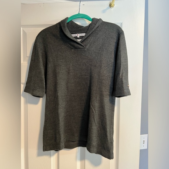Tommy Hilfiger gray shirt sleeved sweater. Size Large. - Picture 1 of 6